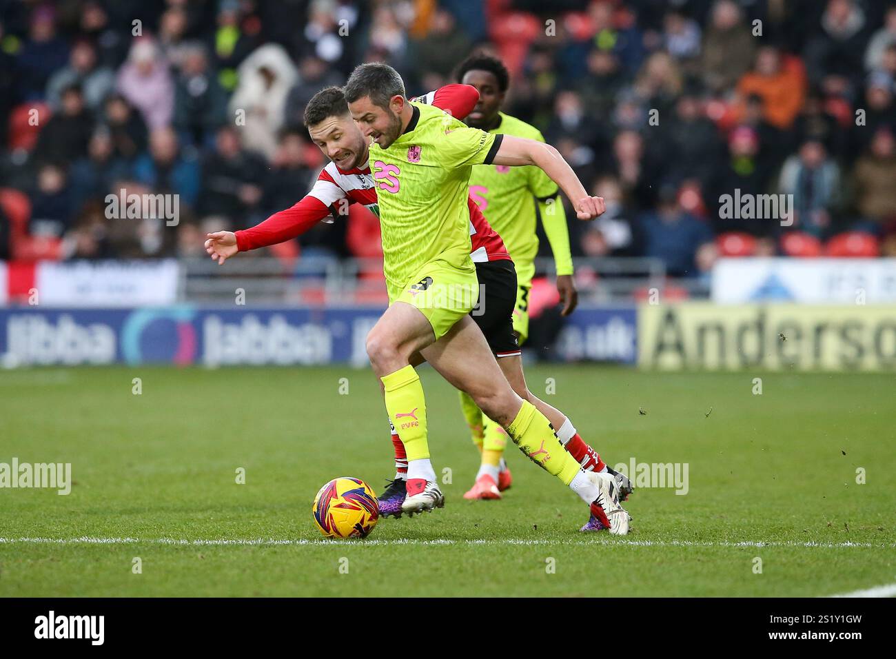 Eco - Power Stadium, Doncaster, Inghilterra - 4 gennaio 2025 Ben Garrity (8) di Port vale sfida da Luke Molyneux (7) di Doncaster Rovers - durante la partita Doncaster Rovers contro Port vale, Sky Bet League Two, 2024/25, Eco - Power Stadium, Doncaster, Inghilterra - 4 gennaio 2025 credito: Arthur Haigh/WhiteRosePhotos/Alamy Live News Foto Stock