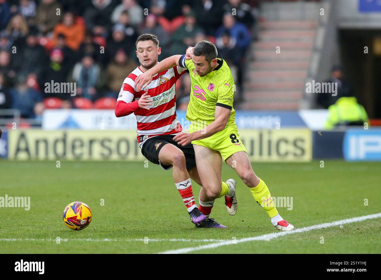 Eco - Power Stadium, Doncaster, Inghilterra - 4 gennaio 2025 Ben Garrity (8) di Port vale sfida da Luke Molyneux (7) di Doncaster Rovers - durante la partita Doncaster Rovers contro Port vale, Sky Bet League Two, 2024/25, Eco - Power Stadium, Doncaster, Inghilterra - 4 gennaio 2025 credito: Arthur Haigh/WhiteRosePhotos/Alamy Live News Foto Stock