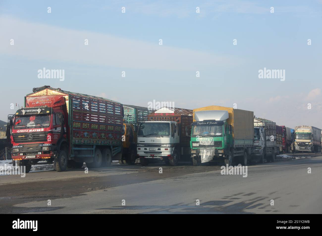 Kabul, Afghanistan. 5 gennaio 2025. Questa foto scattata il 5 gennaio 2025 mostra camion a Kabul, capitale dell'Afghanistan. Il volume totale degli scambi commerciali dell'Afghanistan nel 2024 ha superato i 12 miliardi di dollari USA, con un aumento del 38% delle importazioni su base annua e una diminuzione del 4% delle esportazioni, ha dichiarato il Ministero del commercio e dell'industria del paese. PER ANDARE CON "il volume commerciale dell'Afghanistan supera i 12 miliardi di dollari nel 2024" credito: Saifurahman Safi/Xinhua/Alamy Live News Foto Stock
