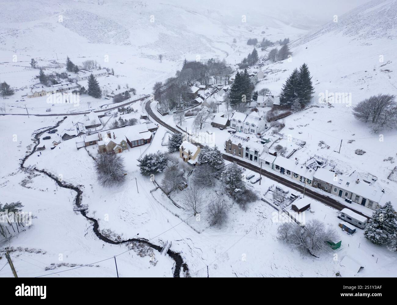 Wanlockhead, Scozia, Regno Unito. 5 gennaio 2025. La neve cade su gran parte del sud della Scozia nei confini scozzesi e oggi Dumfries e Galloway. PIC Row di case innevate nel villaggio più alto della Scozia, a Dumfries e Galloway. Iain Masterton/Alamy Live News Foto Stock