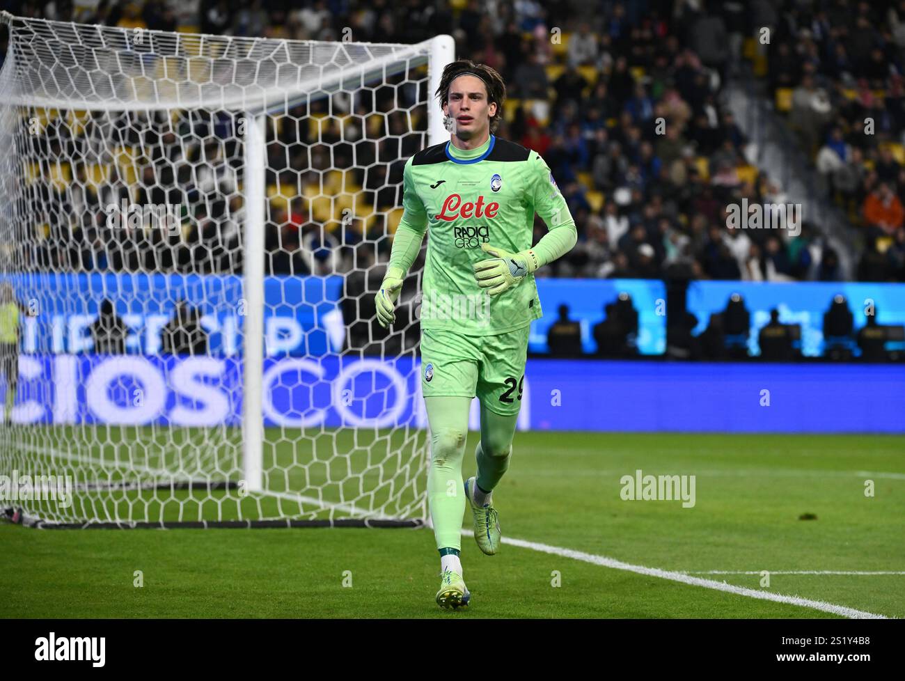 RIYADH, ARABIA SAUDITA - 02 GENNAIO: Marco Carnesecchi dell'Atalanta BC in azione, durante la semifinale di Supercoppa Italiana tra FC Internazionale e Atalanta BC all'al Awwal Park il 2 gennaio 2025 a Riyadh, Arabia Saudita. (Foto di MB Media) Foto Stock