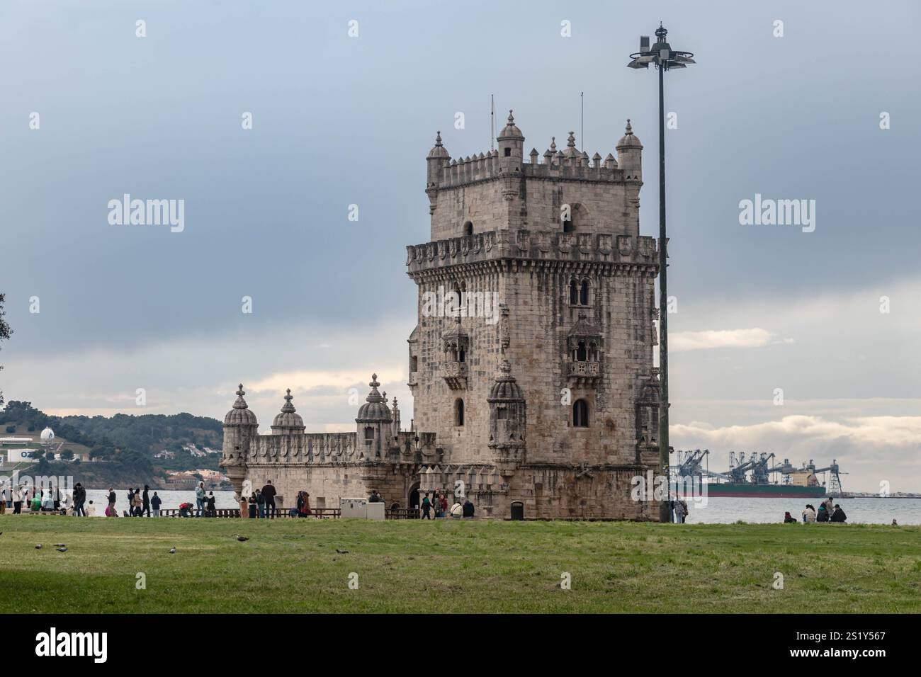 Torre di Belem, famoso monumento, torre storica e ponte sul fiume Tago progettato dall'architetto Francisco de Arruda, a Lisbona Foto Stock