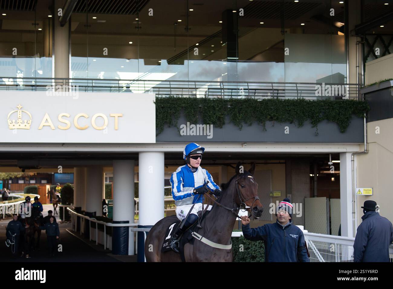 Ascot, Berkshire, Regno Unito. 22 novembre 2024. AURIGNY MILL guidato da Harry Kimber si dirige in pista prima di correre nella LK Bennett Autumn Collection handicap hurdle Race Class 3 al Copybet November Friday Raceday all'Ascot Racecourse nel Berkshire. Crediti: Maureen McLean/Alamy Foto Stock