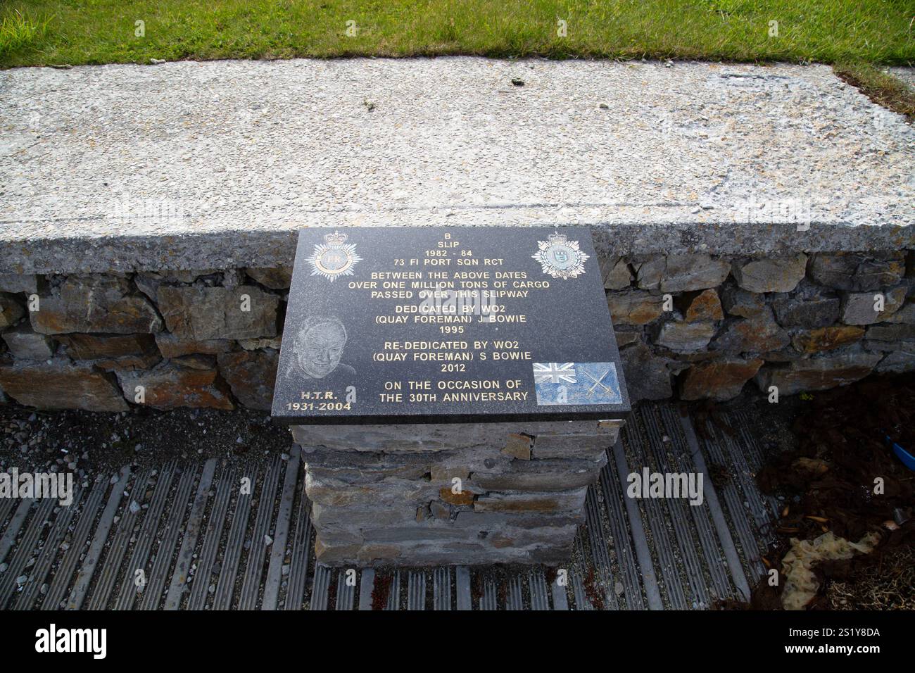 Busto e targa commemorativa di Margaret Thatcher. Stanley, le Isole Falkland. Foto Stock