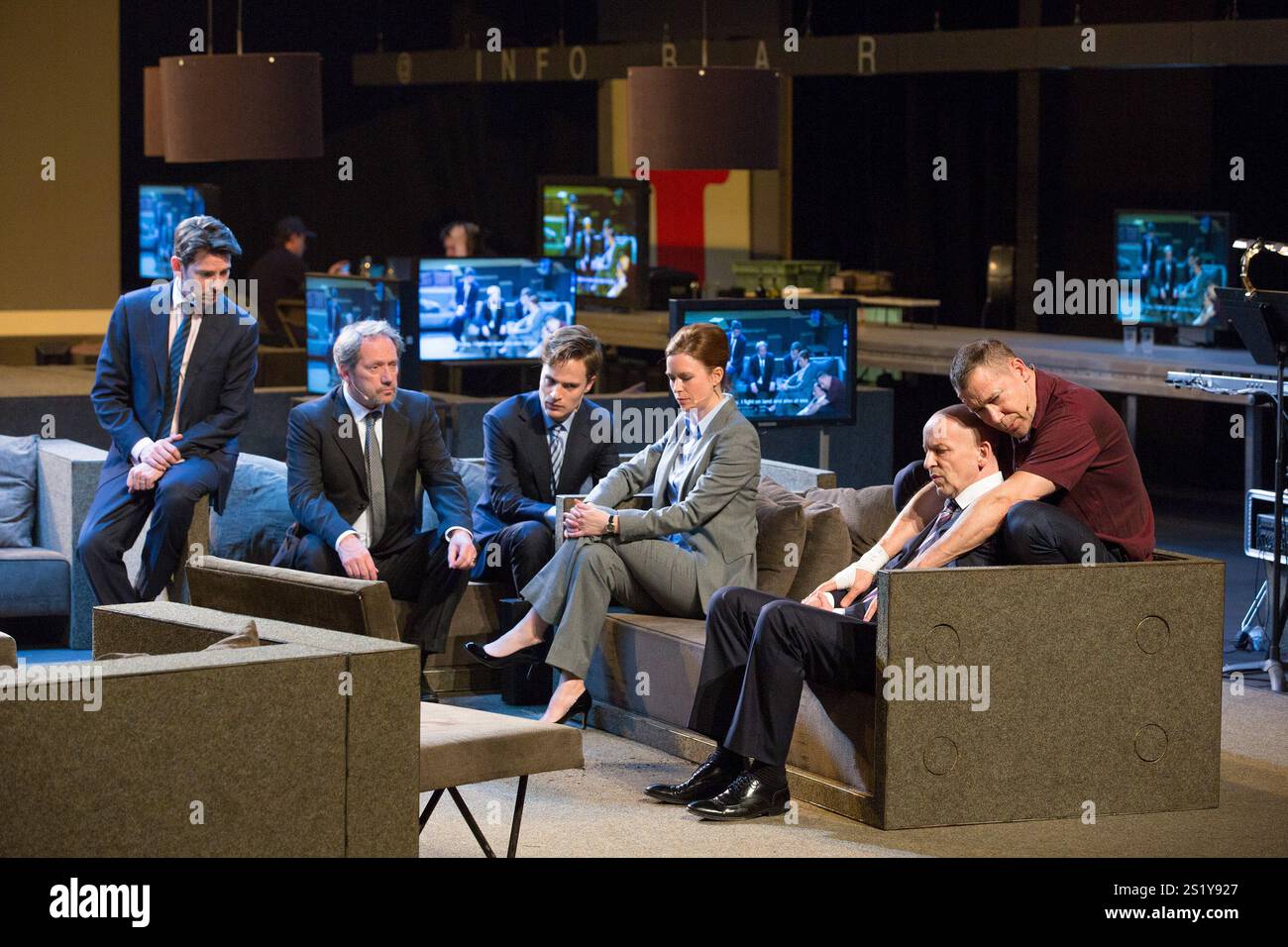 l-r: Alwin Pulinckx (Dolabella), Gijs Scholten van Aschat (Agrippa), HARM Duco Schut (Thidias), Maria Kraakman (Octavius Caesar), Bart Slegers (Enobarbus), Hans Kesting (Marcus Antonius) nelle TRAGEDIE ROMANE - ANTONY 03/2017 e CLEOPATRA al Barbican Theatre, Barbican Centre, London EC2 che Jelgroep design di Amsterdam van Tumgroep: Tumen: Tumen: Tumen Foto Stock