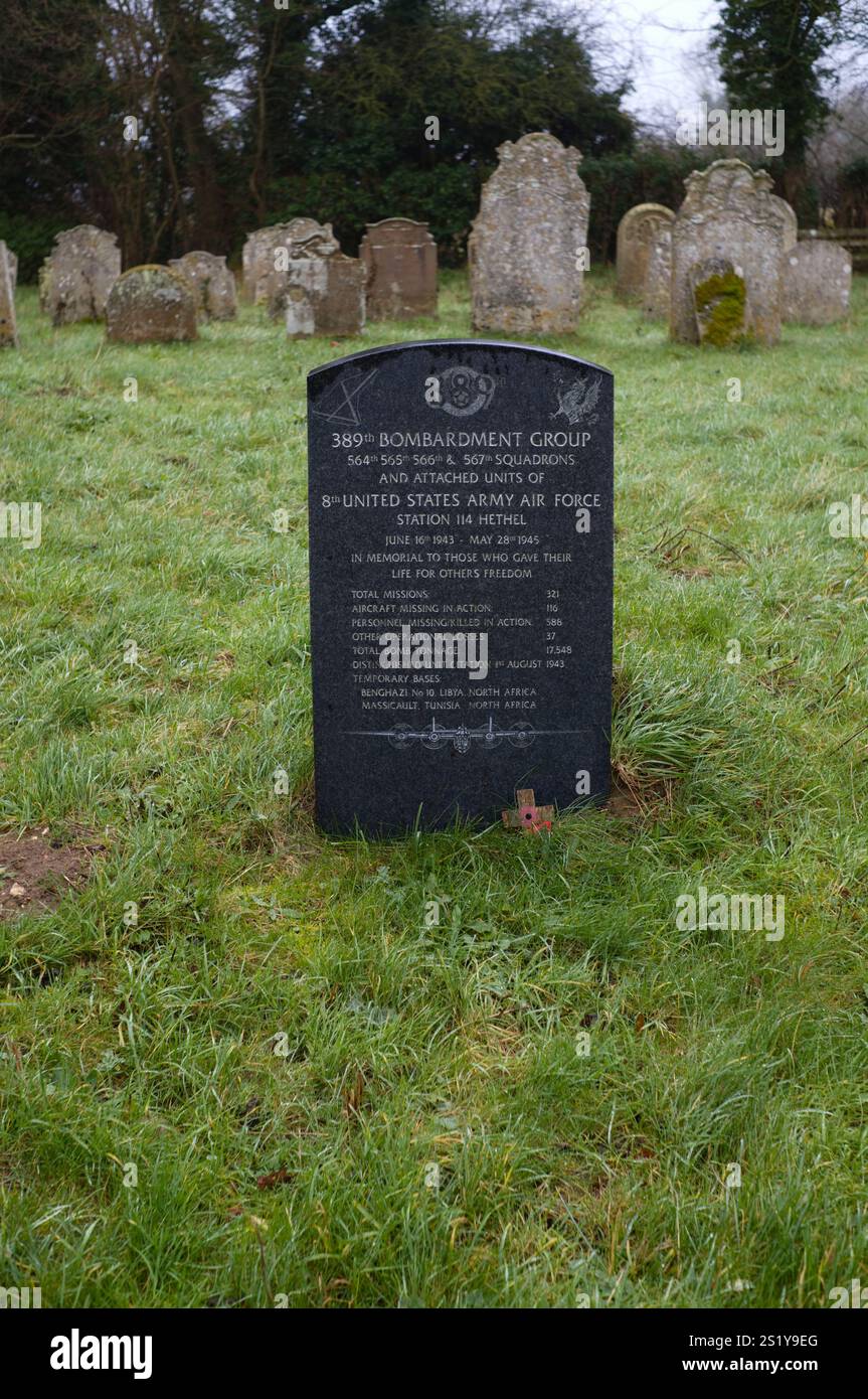 Pietra commemorativa nel cimitero di Hethel al 389th Bombardment Group della US Army Air Force 1943-1945 Foto Stock