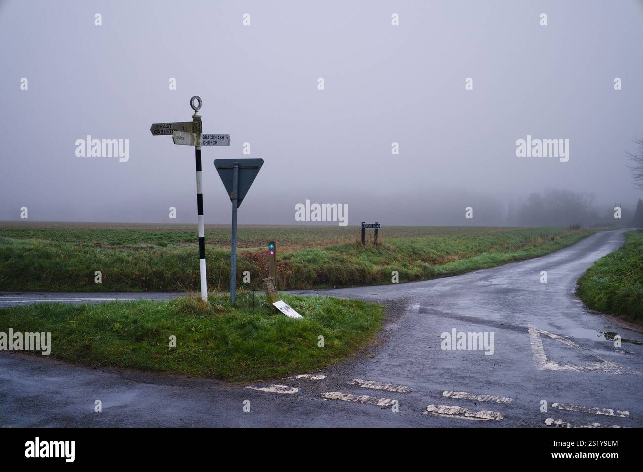 Vecchio cartello con le dita a School Road a Bracon Ash, Norfolk Foto Stock