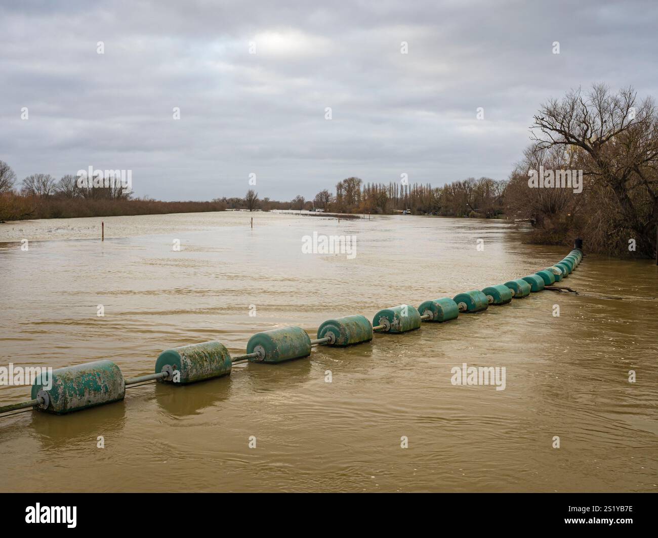 River Great Ouse in flood at Earith Sluice, Earith, Cambridgeshire, Inghilterra Regno Unito Foto Stock