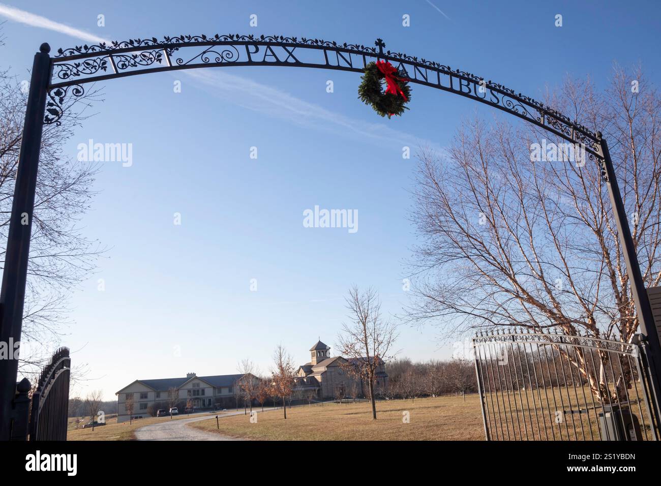 Gower, Missouri - ingresso all'Abbazia di nostra Signora di Efeso, un ordine conservatore di suore cattoliche. La frase latina sopra la porta, Pax intran Foto Stock