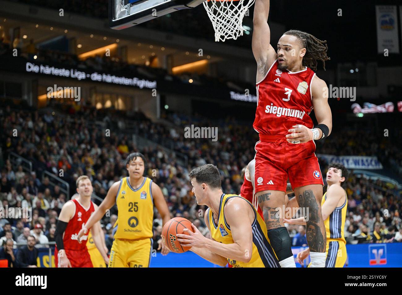 Carsen Edwards (FC Bayern Muenchen, #03), GER, ALBA Berlin vs. FC Bayern Muenchen, Basketball Herren, Easy Credit BBL, Saison 2024/2025, 15. Spieltag, 05.01.2024 foto: Eibner-Pressefoto/ Claudius Rauch Foto Stock