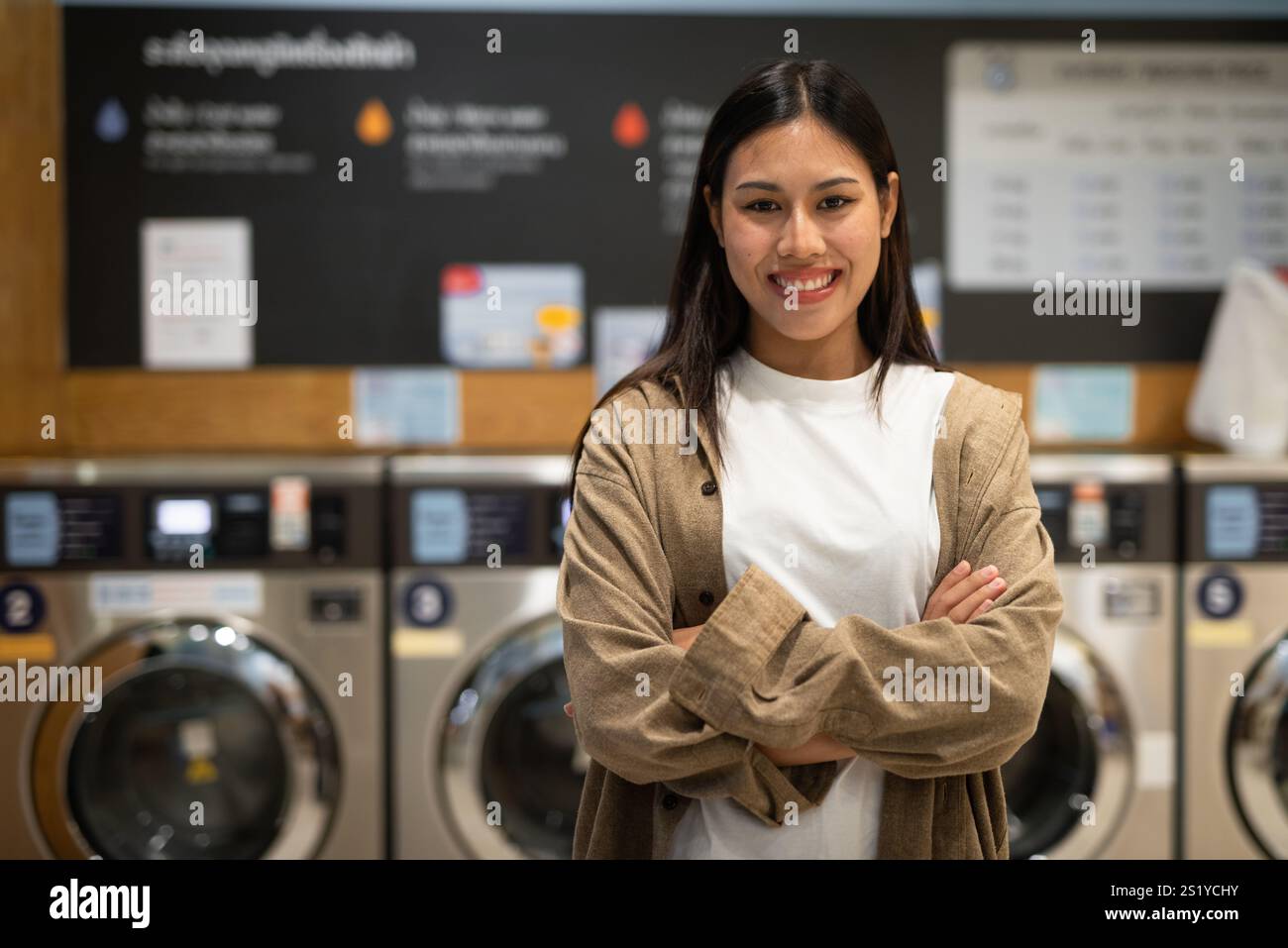 Concetto di donna nel negozio di lavanderia Foto Stock