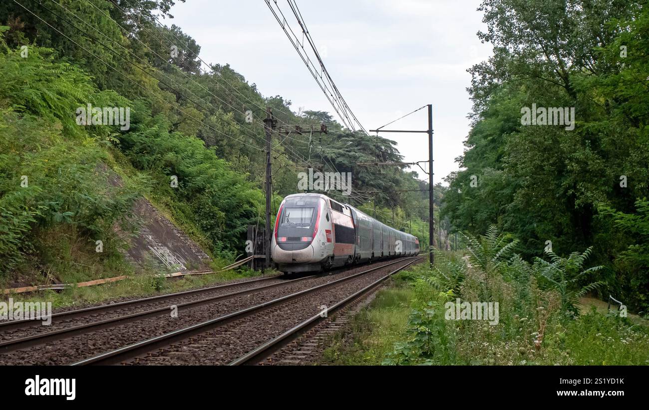 Un treno ad alta velocità è in viaggio per la Svizzera Foto Stock