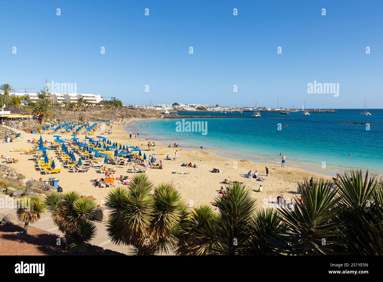 Vista della spiaggia di Playa Dorada a Playa Blanca, Lanzarote, Isole Canarie, Spagna Foto Stock