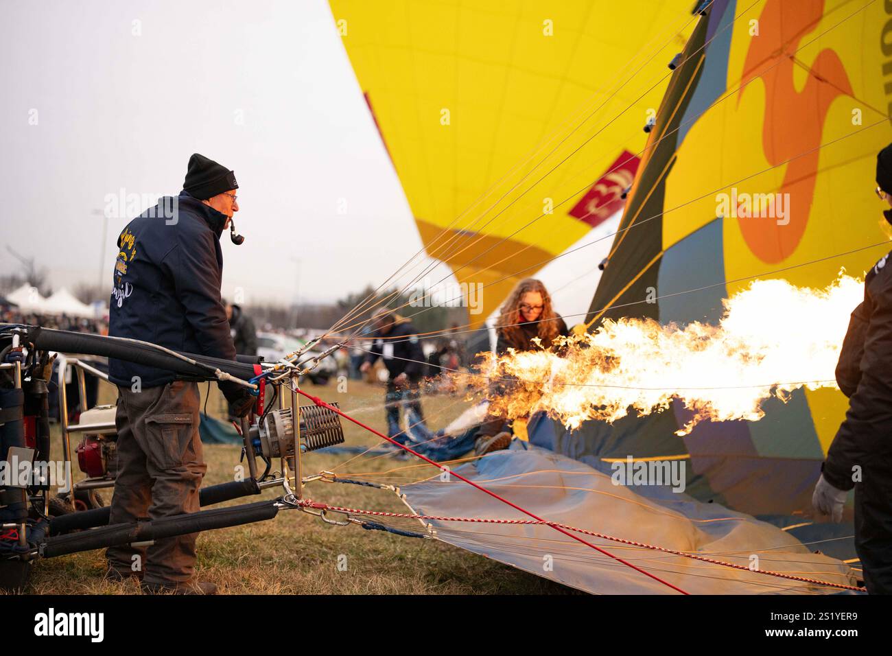 Torino, Italia. 5 gennaio 2025. Gli equipaggi dei palloni li preparano al volo durante il 35° raduno internazionale di mongolfiere Epifania, a Mondovi“, capitale italiana delle mongolfiere - Mondov“ ( Cuneo), Italia nord-occidentale - domenica 05 gennaio 2025. Notizie (foto di Marco Alpozzi/Lapresse) credito: LaPresse/Alamy Live News Foto Stock