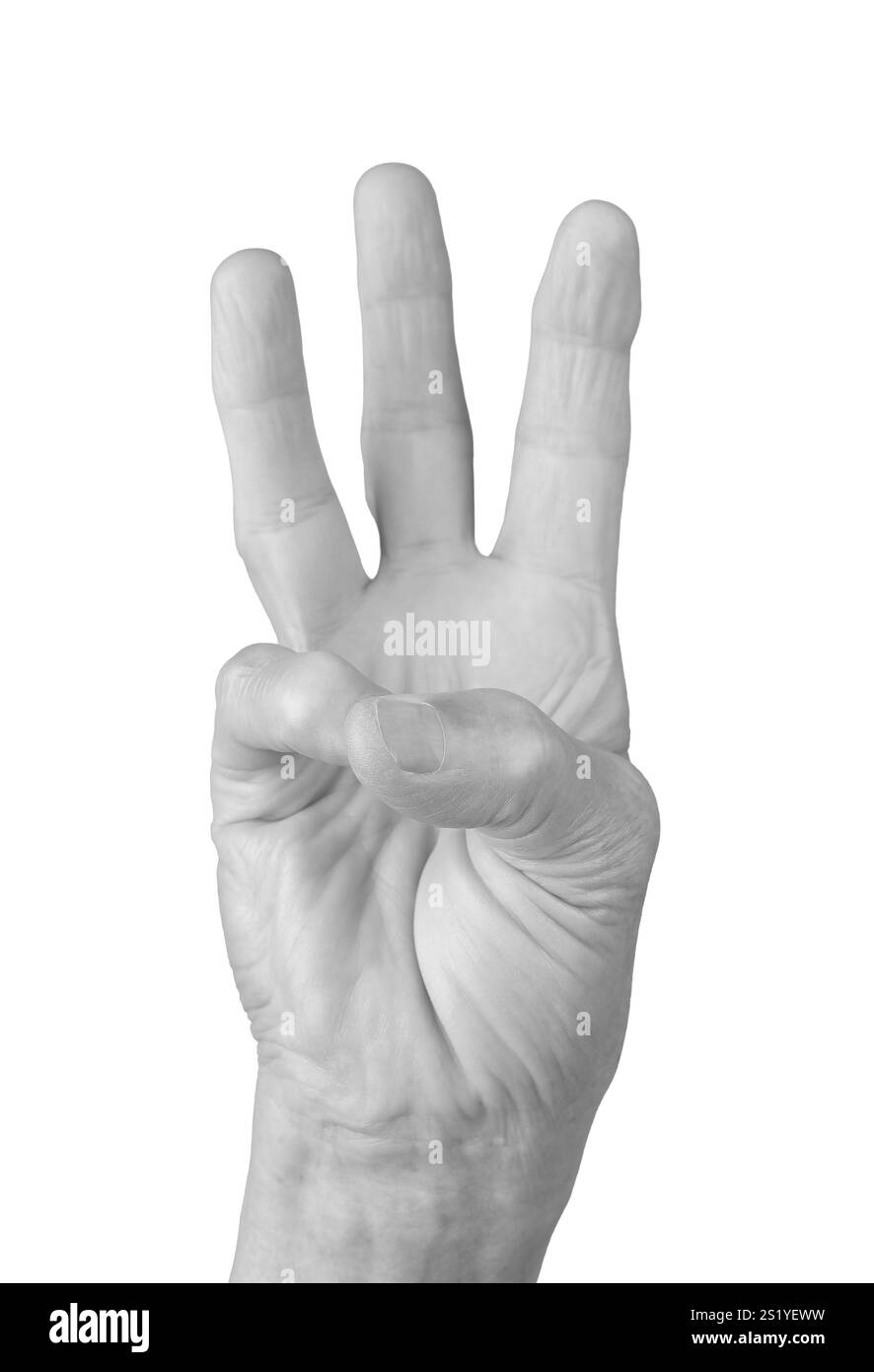 Gesto con tre dita. La mano rugosa della donna anziana sollevata con tre dita allungate, simboleggiando il numero tre. Vista frontale ravvicinata di un maturo, a Foto Stock