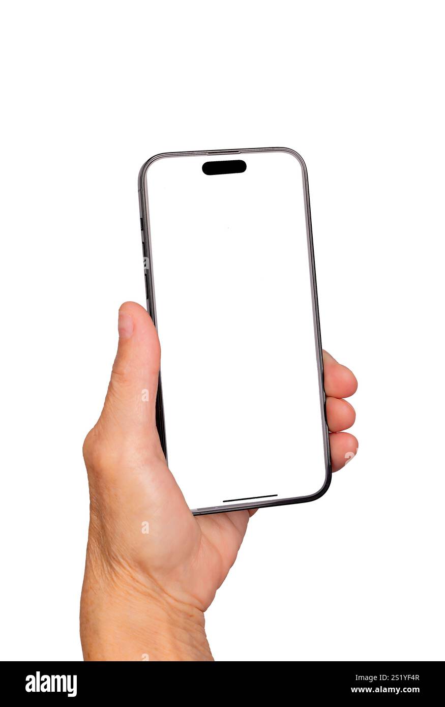 Mockup smartphone. La mano ruvida di donna caucasica anziana che tiene in mano uno smartphone, vista POV anteriore che mostra lo schermo e la cornice. Design in scala di grigi alto Foto Stock