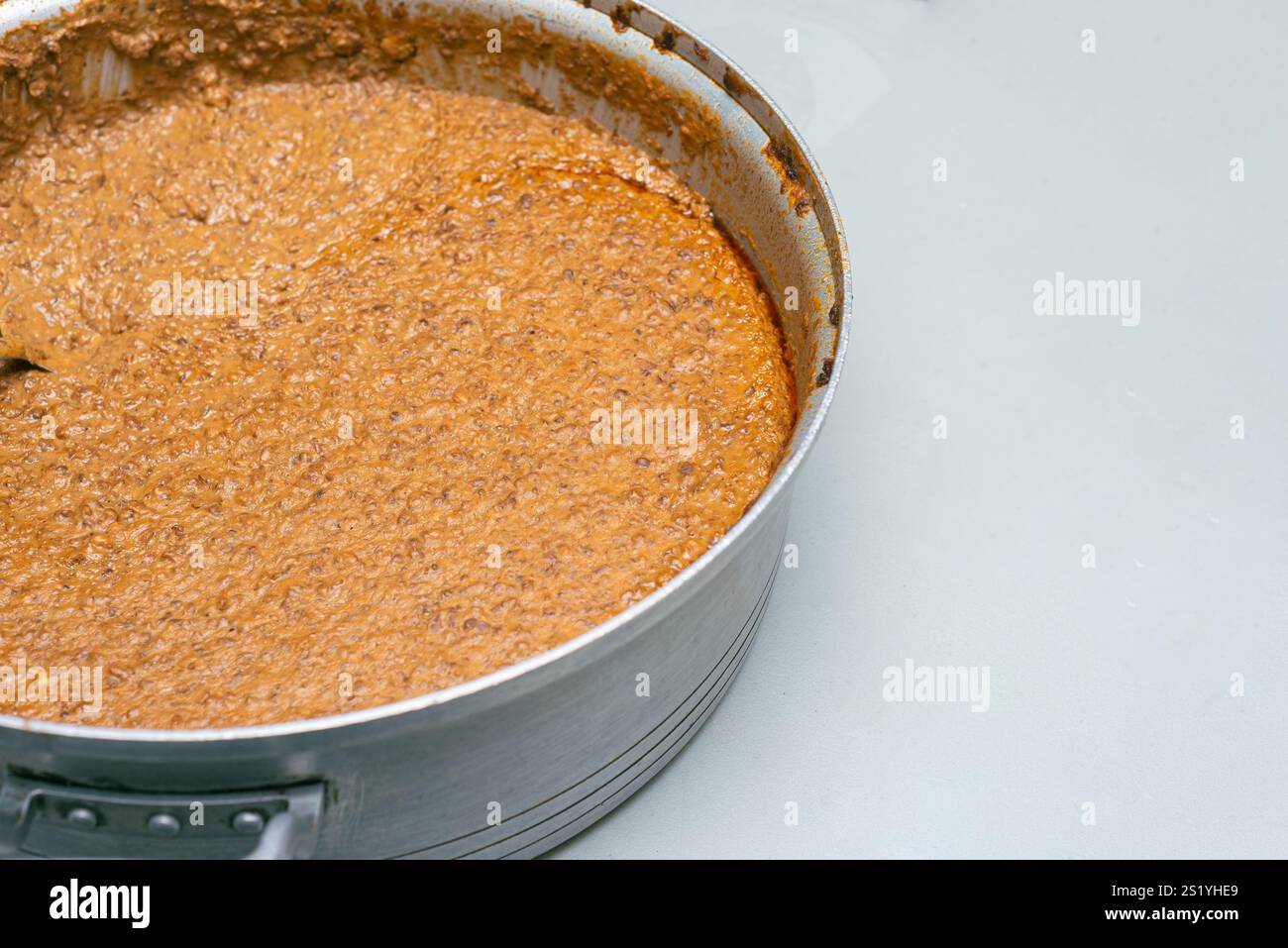 Pentola piena di fagioli fritti pronta da mangiare. Cibo messicano. Copia spazio. Foto Stock