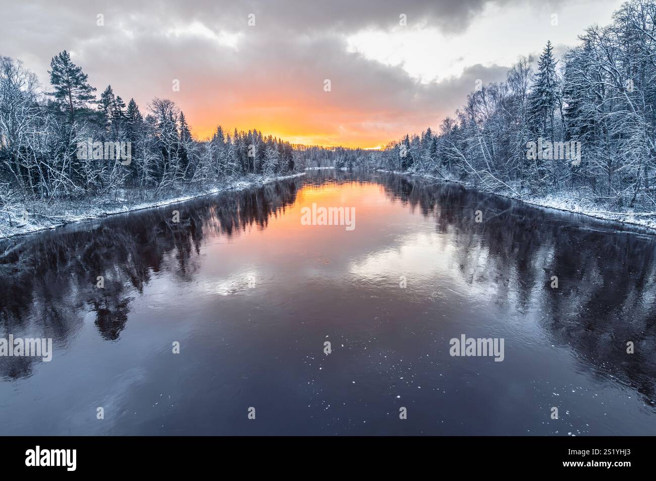 Fiume Gauja in inverno innevato sera durante il tramonto a Sigulda, Lettonia Foto Stock