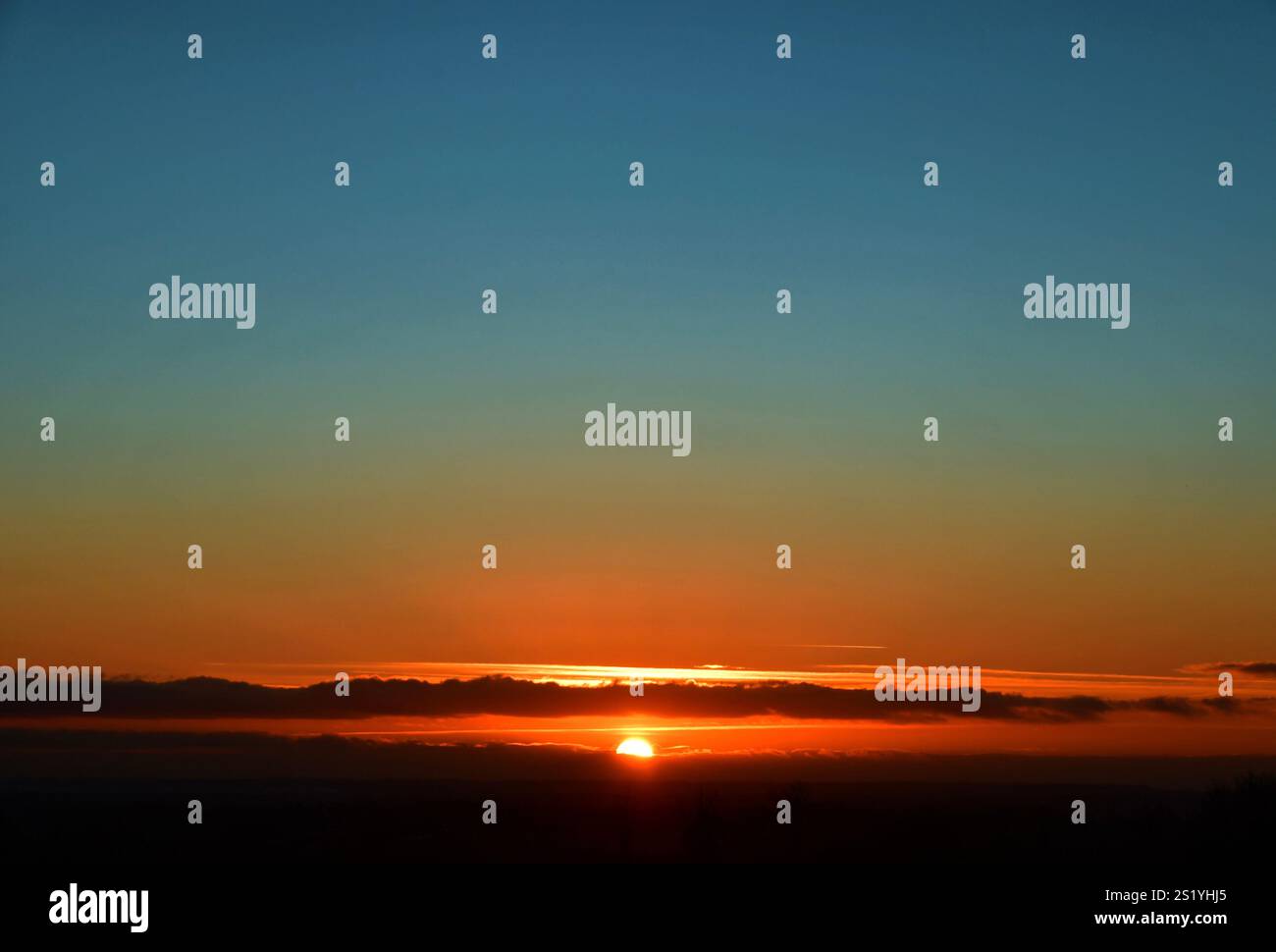 Il sole del tardo pomeriggio tramonta sul Lincolnshire. Foto Stock