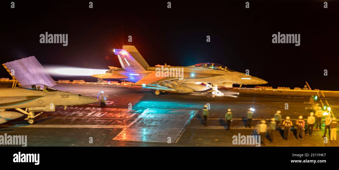 Mar Cinese meridionale, acque internazionali. 3 gennaio 2025. Un caccia F/A-18E Super Hornet della Marina degli Stati Uniti, attaccato al Bounty Hunters of Strike Fighter Squadron 2, viene lanciato dal ponte di volo della portaerei classe Nimitz USS Carl Vinson durante le missioni notturne, il 3 gennaio 2025 nel Mar Cinese meridionale. Crediti: MC2 Isaiah Goessl/US Navy Photo/Alamy Live News Foto Stock
