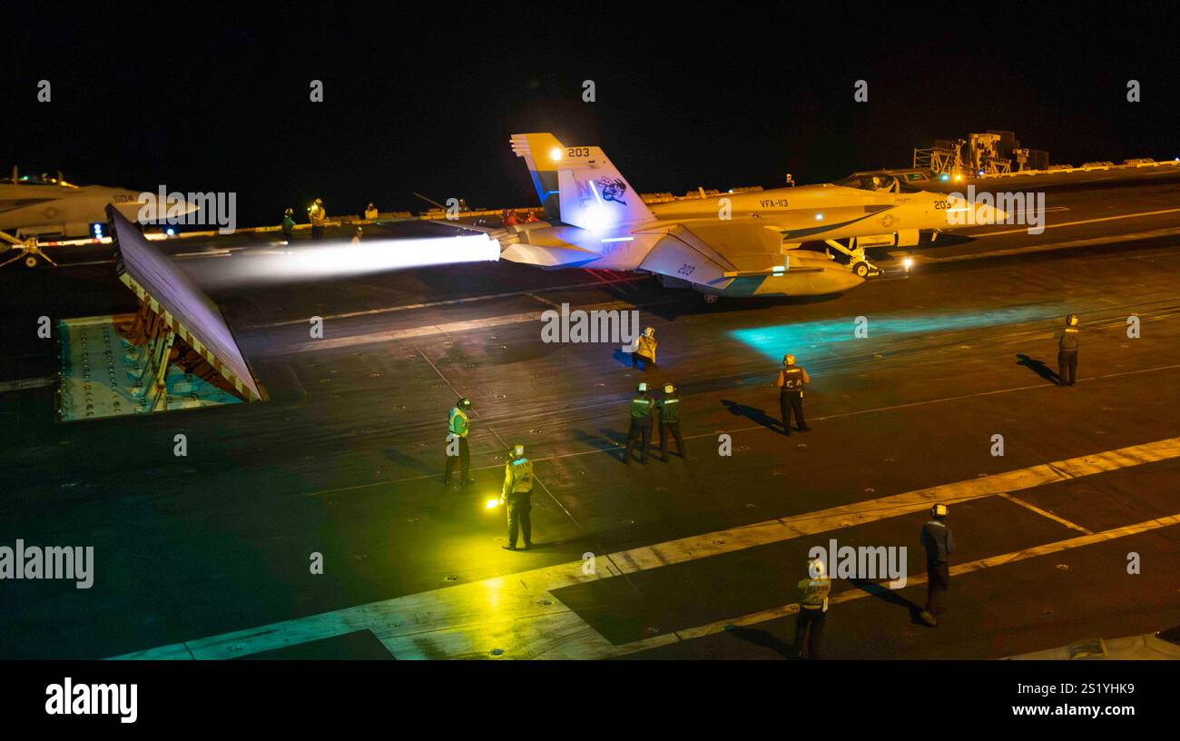 Mar Cinese meridionale, acque internazionali. 3 gennaio 2025. Un caccia F/A-18E Super Hornet della Marina degli Stati Uniti, attaccato allo Stingers of Strike Fighter Squadron 113, viene lanciato dal ponte di volo della portaerei classe Nimitz USS Carl Vinson durante le missioni notturne, il 3 gennaio 2025 nel Mar Cinese meridionale. Crediti: MC2 Isaiah Goessl/US Navy Photo/Alamy Live News Foto Stock