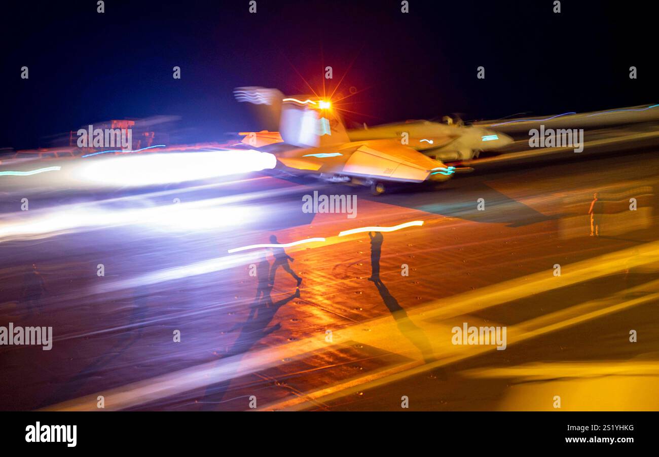 Mar Cinese meridionale, acque internazionali. 3 gennaio 2025. Un caccia F/A-18E Super Hornet della Marina degli Stati Uniti, attaccato allo Stingers of Strike Fighter Squadron 113, viene lanciato dal ponte di volo della portaerei classe Nimitz USS Carl Vinson durante le missioni notturne, il 3 gennaio 2025 nel Mar Cinese meridionale. Crediti: MC2 Isaiah Goessl/US Navy Photo/Alamy Live News Foto Stock