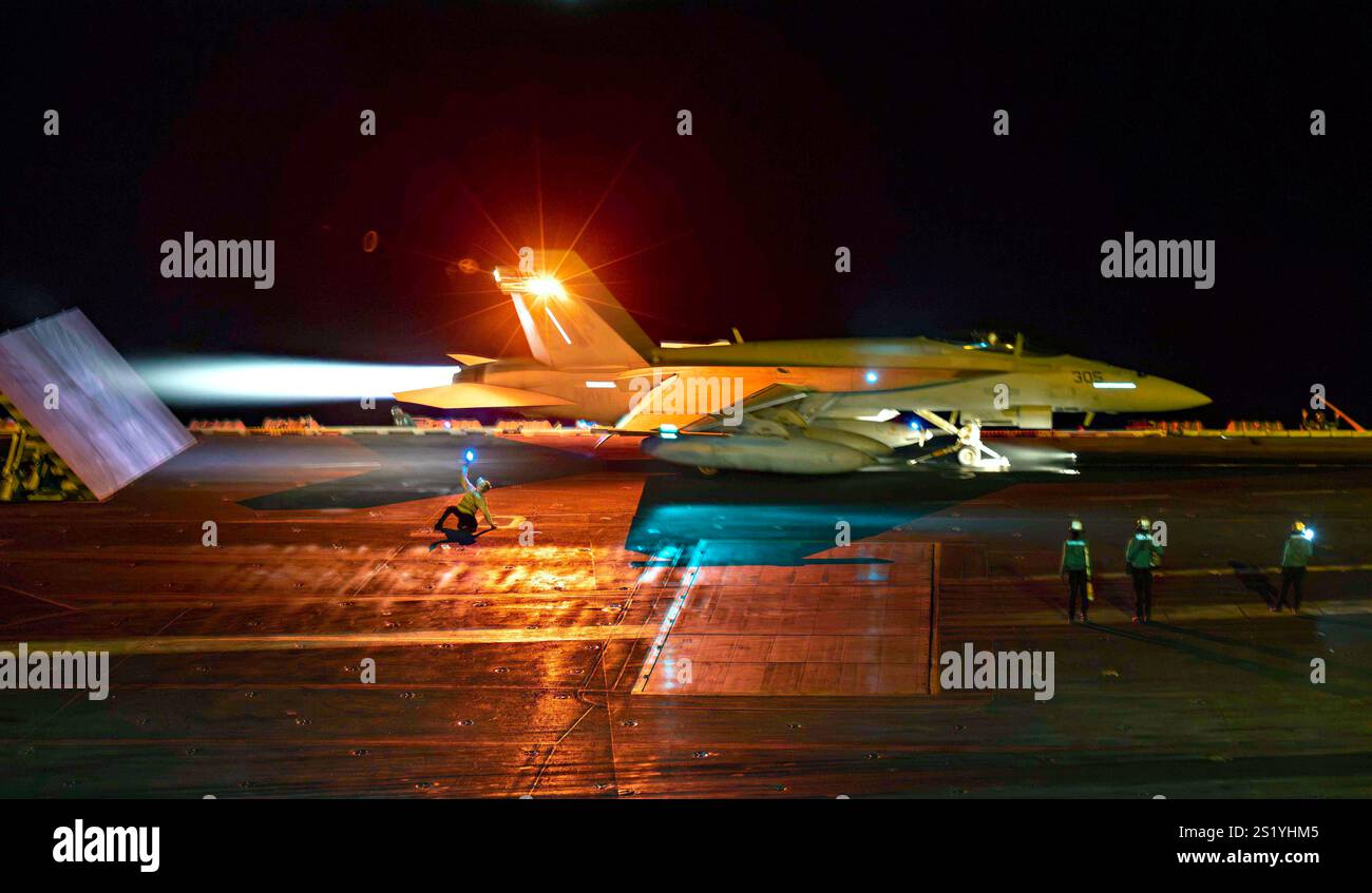 Mar Cinese meridionale, acque internazionali. 3 gennaio 2025. Un caccia F/A-18E Super Hornet della Marina degli Stati Uniti, attaccato al Golden Dragons of Strike Fighter Squadron 192, viene lanciato dal ponte di volo della portaerei classe Nimitz USS Carl Vinson durante le missioni notturne, il 3 gennaio 2025 nel Mar Cinese meridionale. Crediti: MC2 Isaiah Goessl/US Navy Photo/Alamy Live News Foto Stock