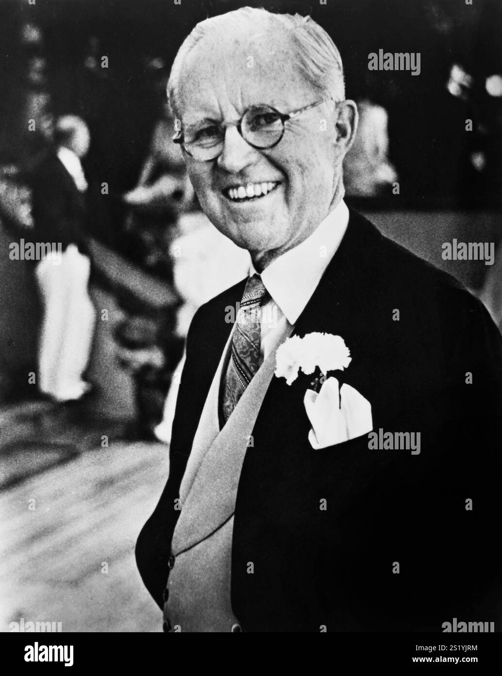 Joseph P. Kennedy, ritratto a mezza lunghezza, in piedi, rivolto leggermente a sinistra, probabilmente al matrimonio di Jack e Jacqueline Kennedy, 1953 Foto Stock
