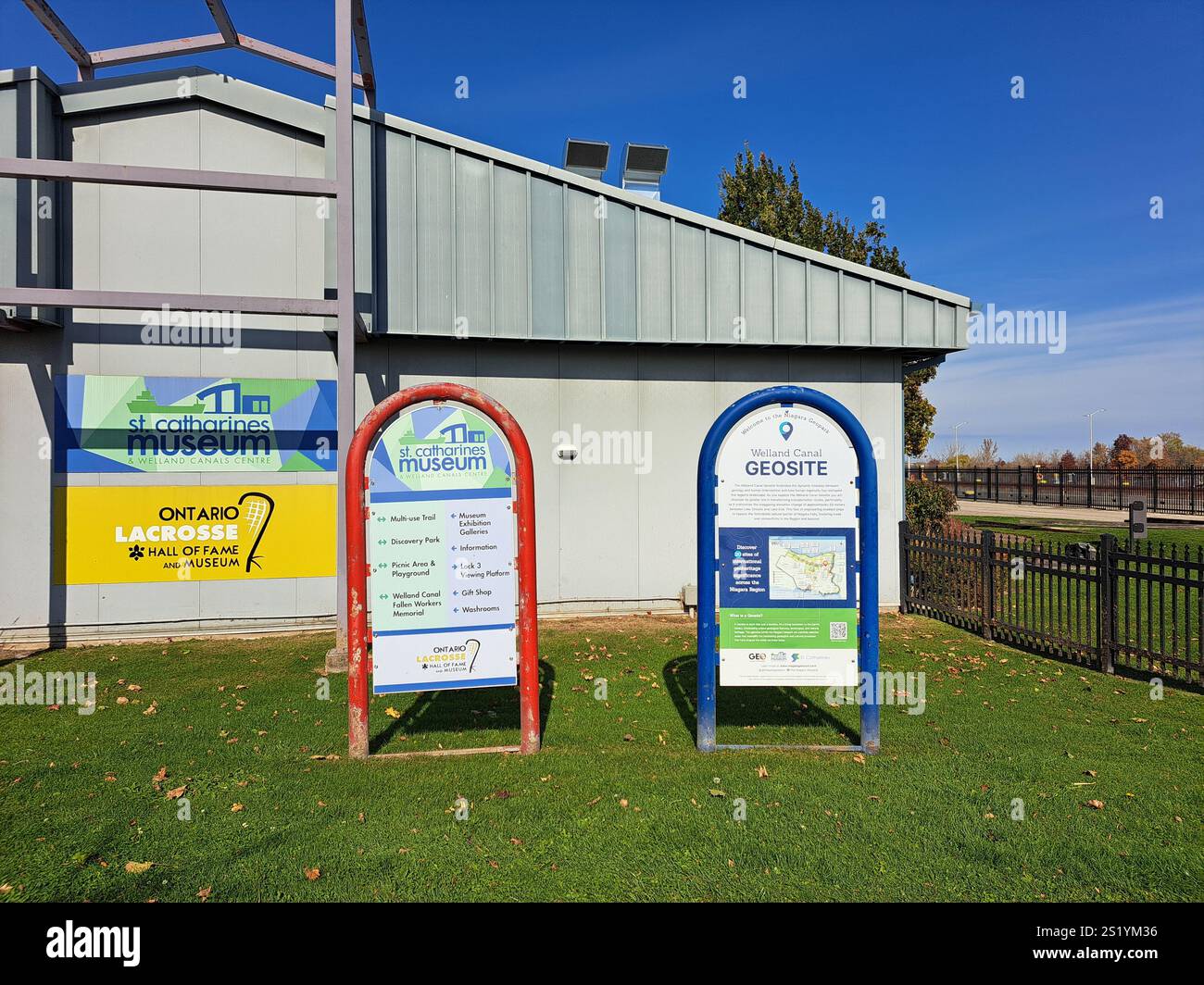 St. Catharines Museum and Geosite Signs at St. Catharines Museum on Welland Canals Parkway in Ontario, Canada Foto Stock
