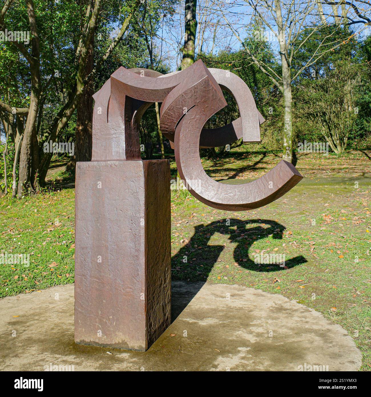 San Sebastian, Spagna - 4 gennaio 2025 - Museo e parco Chillida Leku, con sculture dell'artista basco Eduardo Chillida Foto Stock