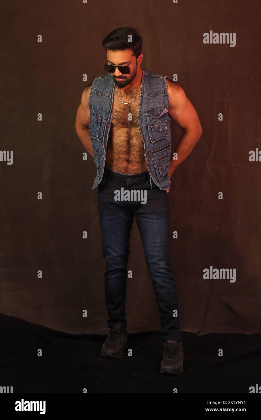 Ritratto di un giovane peloso uomo in interni in modalità buia Foto Stock