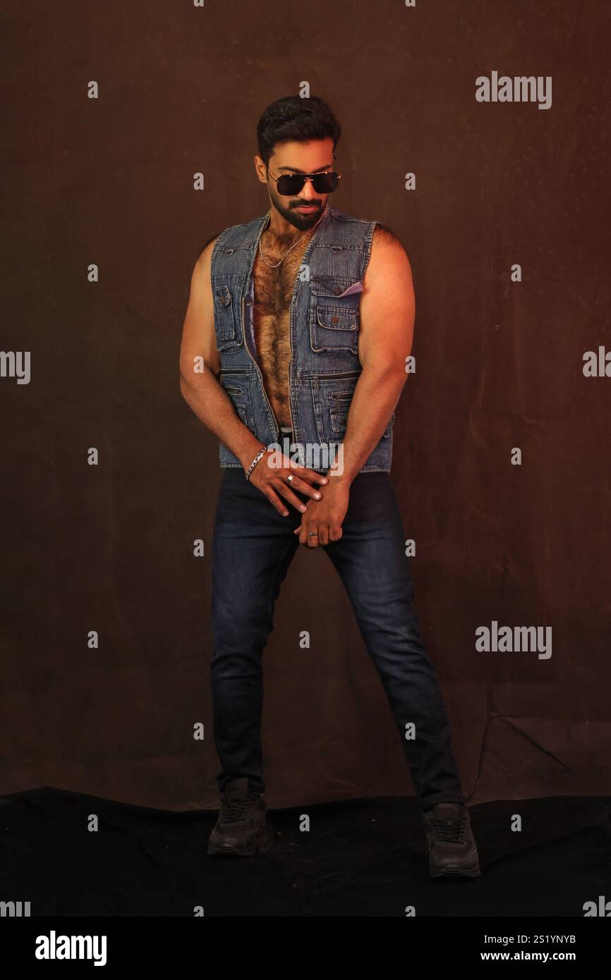 Ritratto di un giovane peloso uomo in interni in modalità buia Foto Stock