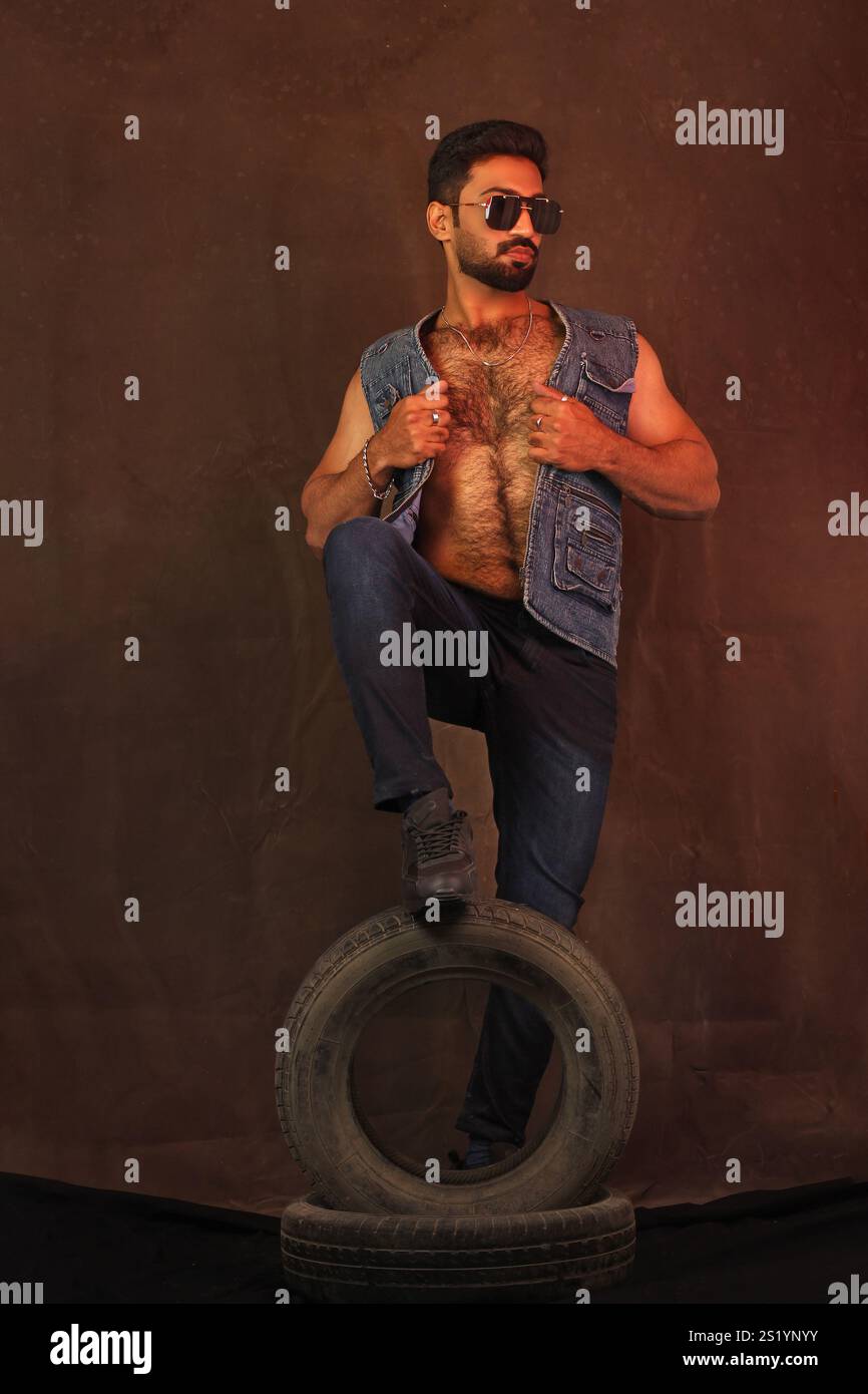 Ritratto di un giovane peloso uomo in interni in modalità buia Foto Stock