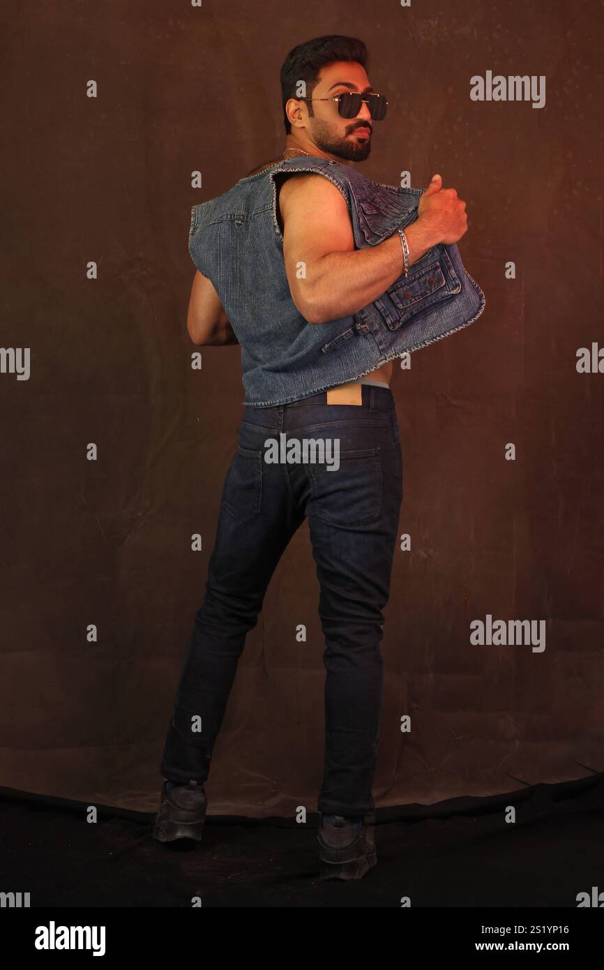 Ritratto di un giovane peloso uomo in interni in modalità buia Foto Stock