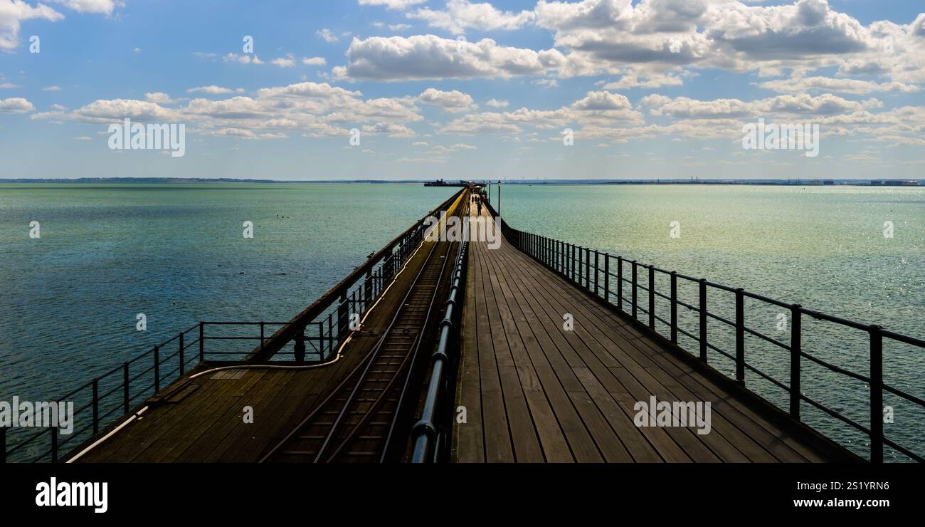 Southend Pier, il molo di piacere più lungo del mondo nell'estuario del Tamigi in una bella giornata di sole. Southend on Sea, Essex, Regno Unito Foto Stock