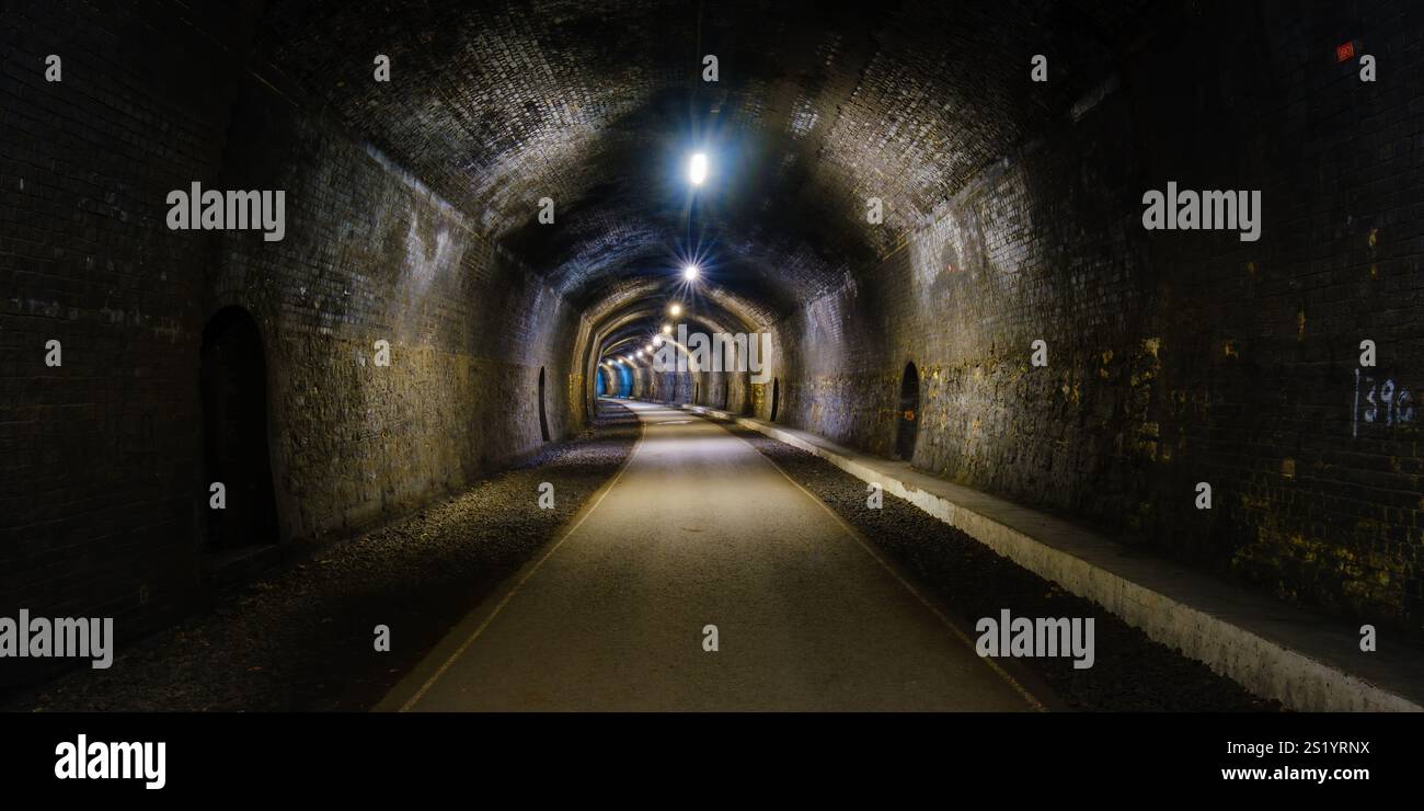 Headstone Tunnel, un tunnel ferroviario in disuso, ora parte del Monsal Trail nel Peak District del Derbyshire. Foto Stock