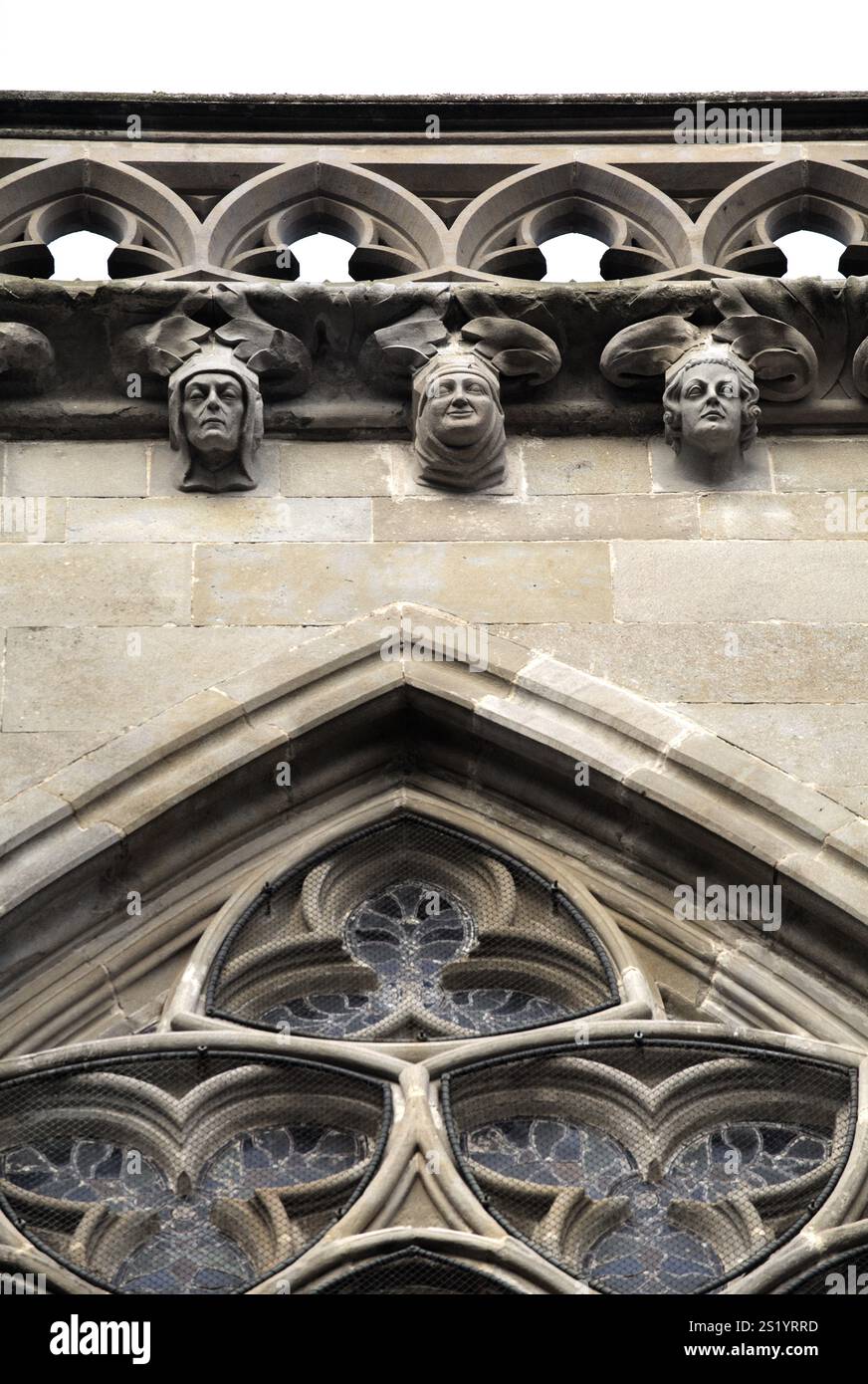 Intricati lavori in pietra adornano una facciata storica a Carcassonne, in Francia, che mostra arte. Foto Stock