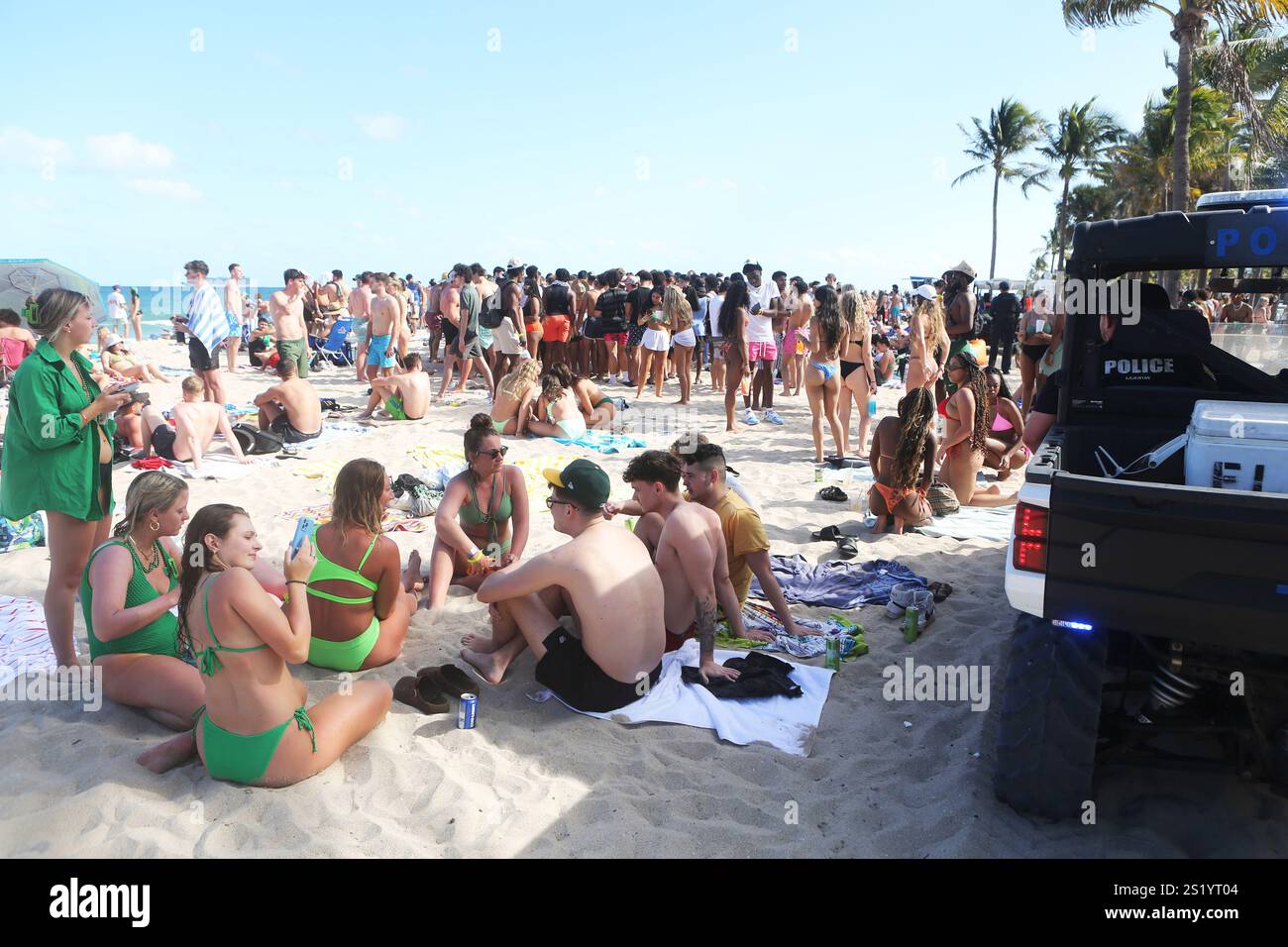 Ft LAUDERDALE: La stagione delle vacanze primaverili attira gli studenti universitari nel soleggiato sud della Florida per abbronzarsi, rilassarsi, fare festa e giocare sodo. (Foto di Sean Drakes/Alamy) Foto Stock