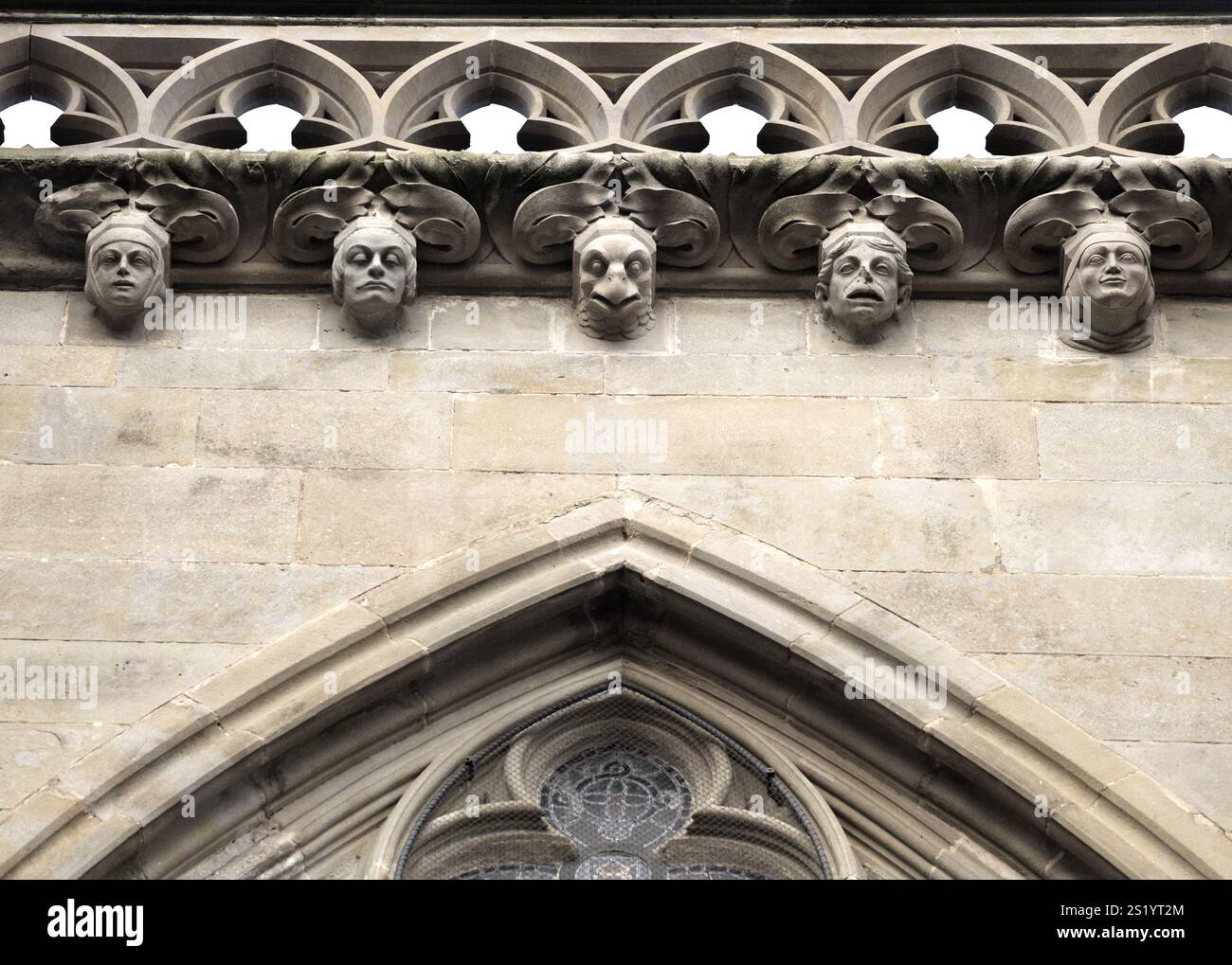 Intricati lavori in pietra adornano una facciata storica a Carcassonne, in Francia, che mostra arte. Foto Stock