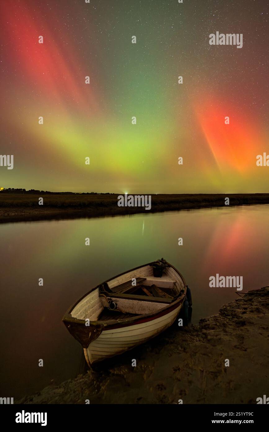 Aurora a Blakeney sulla costa nord di Norfolk, Regno Unito, 11 ottobre 2024 alle 1:23 questo spettacolo eccezionalmente luminoso e colorato è stato realizzato da Foto Stock