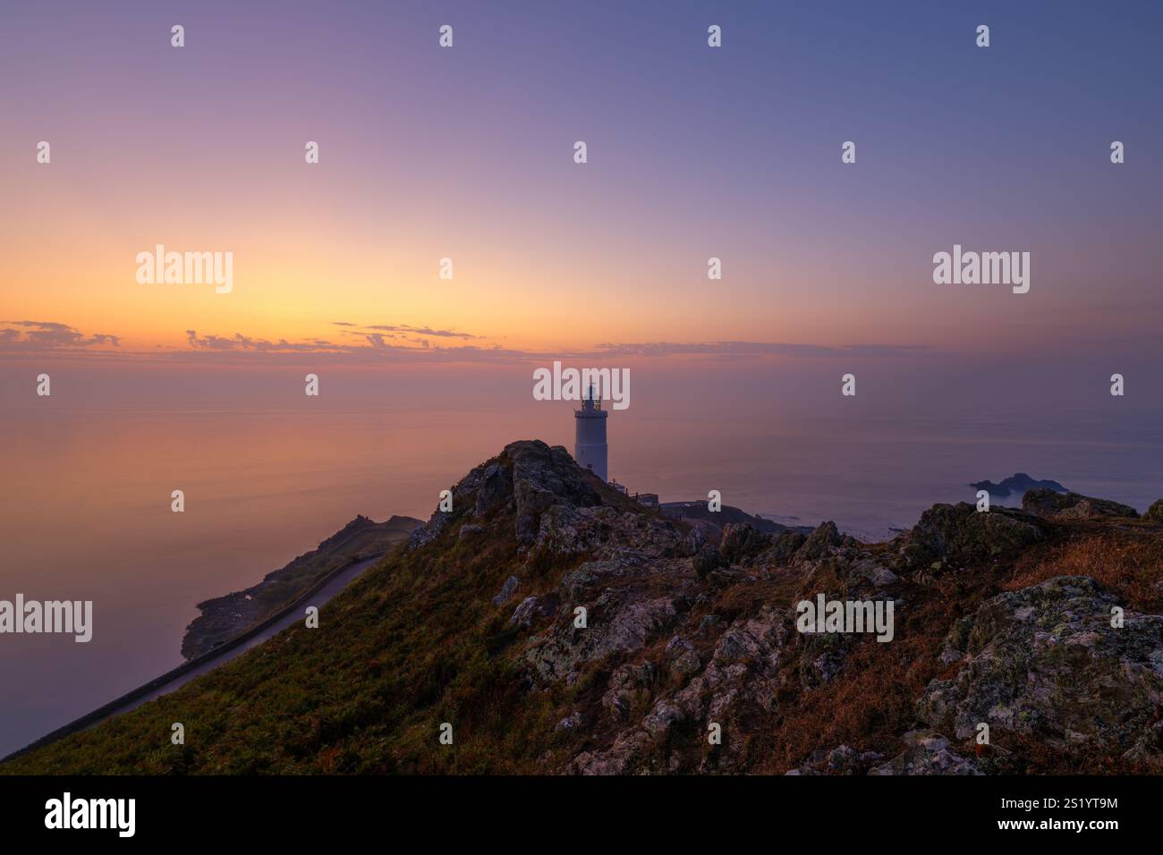 Punto di partenza del faro nel South Devon all'alba. Foto Stock