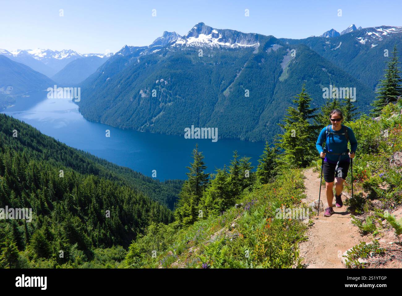 Escursionista femminile sul sentiero del lago Flora che si affaccia sul lago Chilliwack. Chilliwack Lake Provincial Park, British Columbia, Canada Foto Stock