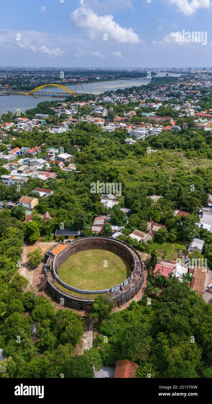 Vista aerea di ho Quyen, un'arena dove tigri ed elefanti combatterono fino alla morte, in stile gladiatore. Fu costruito nel 1830. Hue, Vietnam Foto Stock