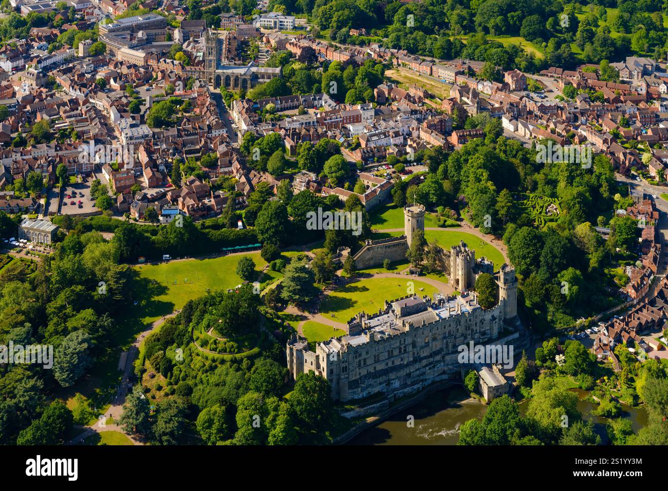 Una vista aerea del castello e della città di Warwick, con la chiesa di Santa Maria sullo sfondo in un soleggiato pomeriggio di domenica, da circa mille metri di altezza Foto Stock