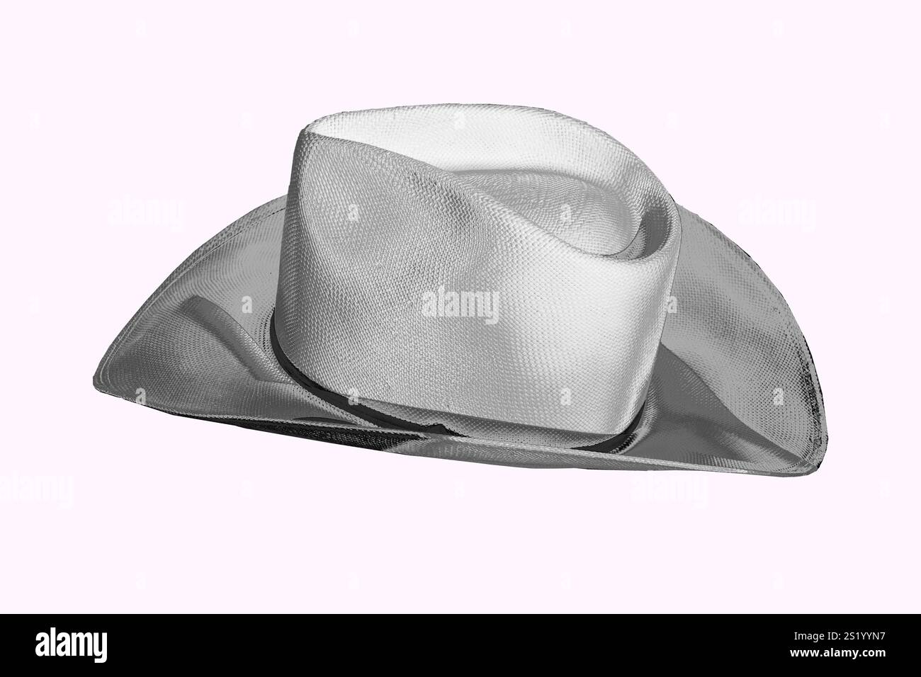 Cappello da cowboy isolato con fascia a cappello mostra la parte superiore crimpata con ombre che creano curve sul cappello in tessuto di paglia. Ammira la cima e i lati del bordo del cappello di paglia del ranch occidentale. Foto Stock