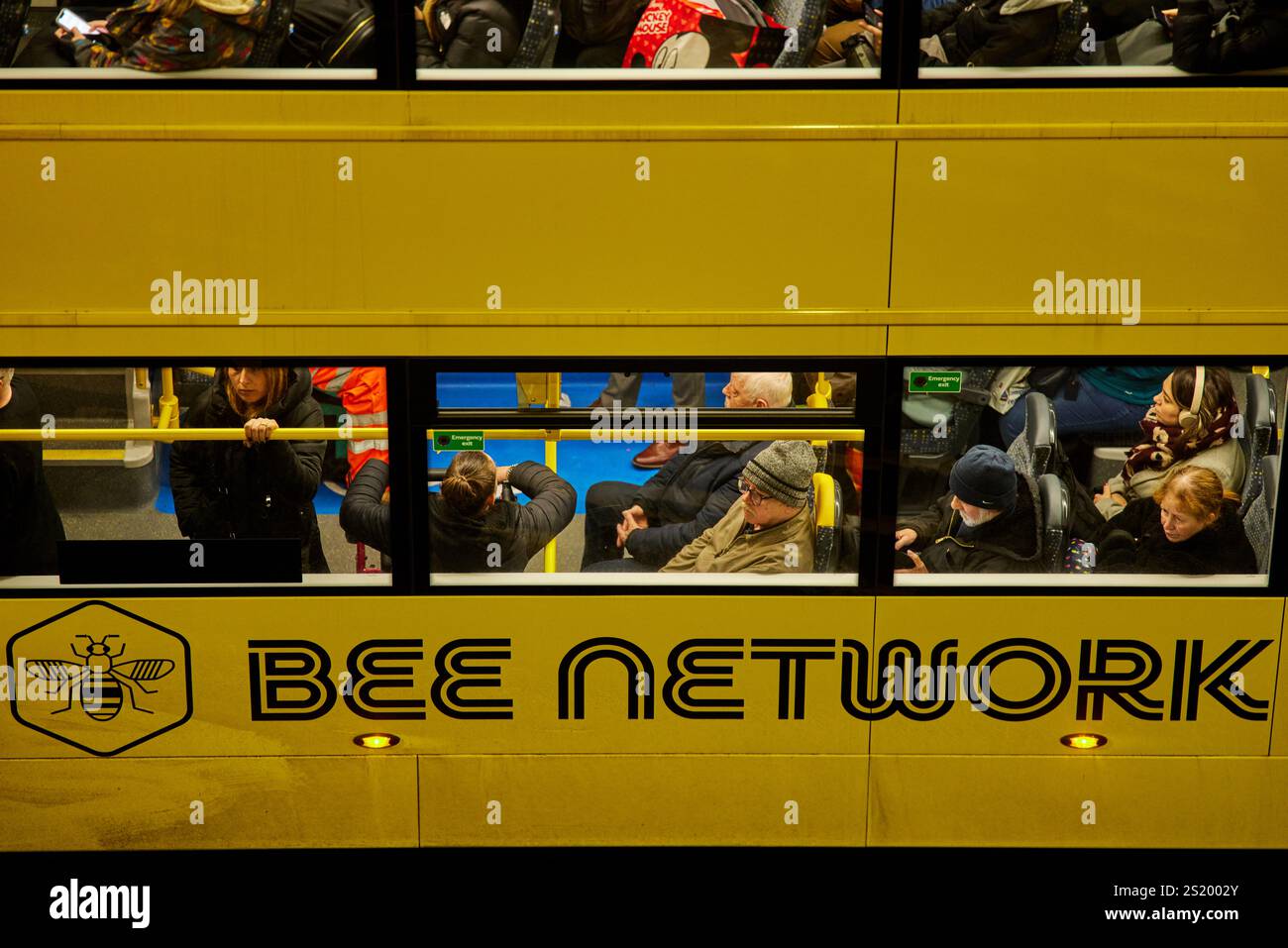 I pendolari degli autobus della Manchester Bee Network passano attraverso i finestrini Foto Stock