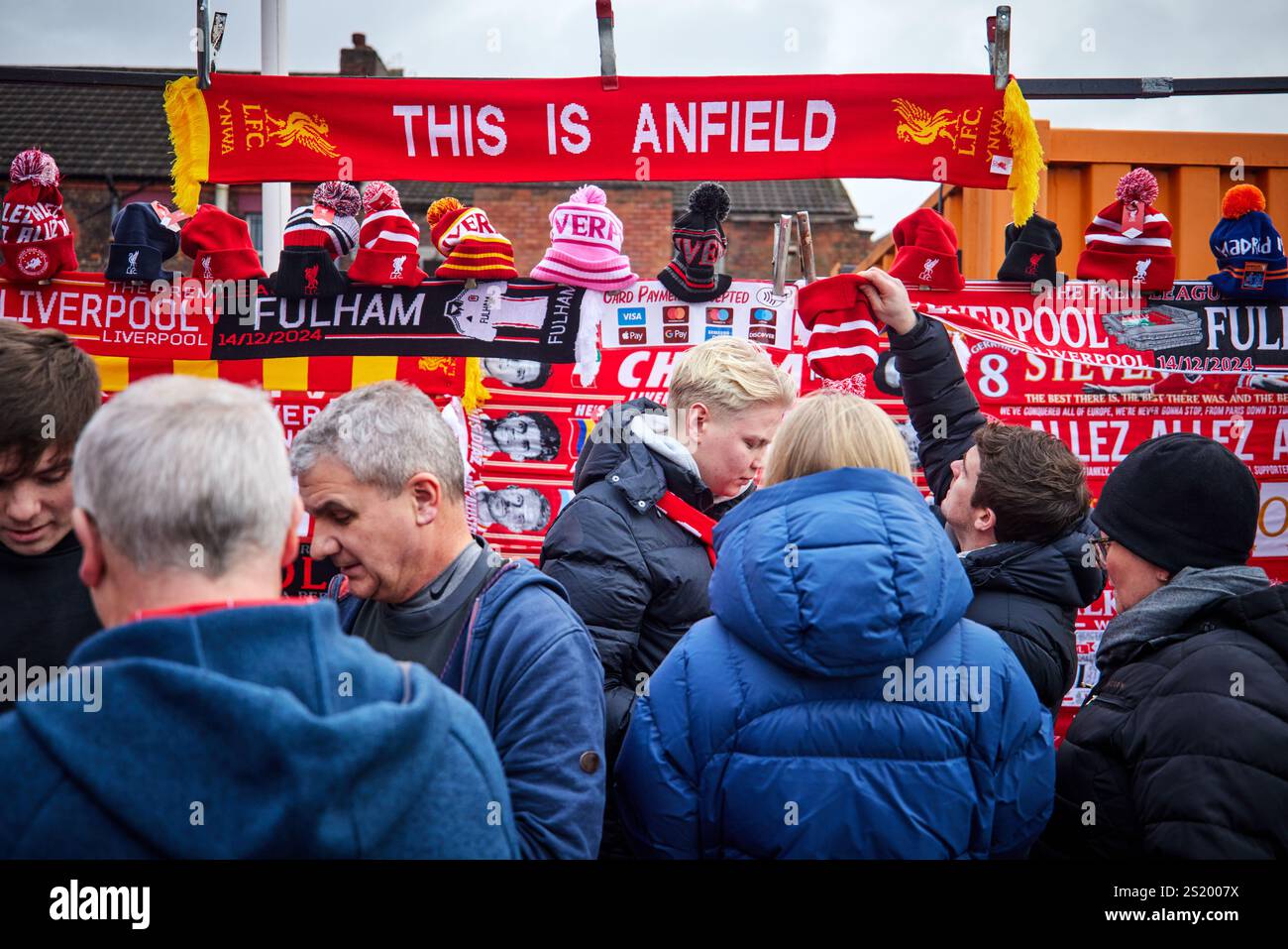 I commercianti di strada del Liverpool FC vendono sciarpe vicino all'Anfield Stadium Foto Stock