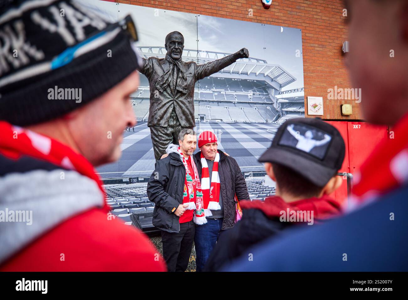 Statua dell'ex manager del Liverpool Bill Shankly di fronte al Kop End allo stadio Anfield di Liverpool Foto Stock