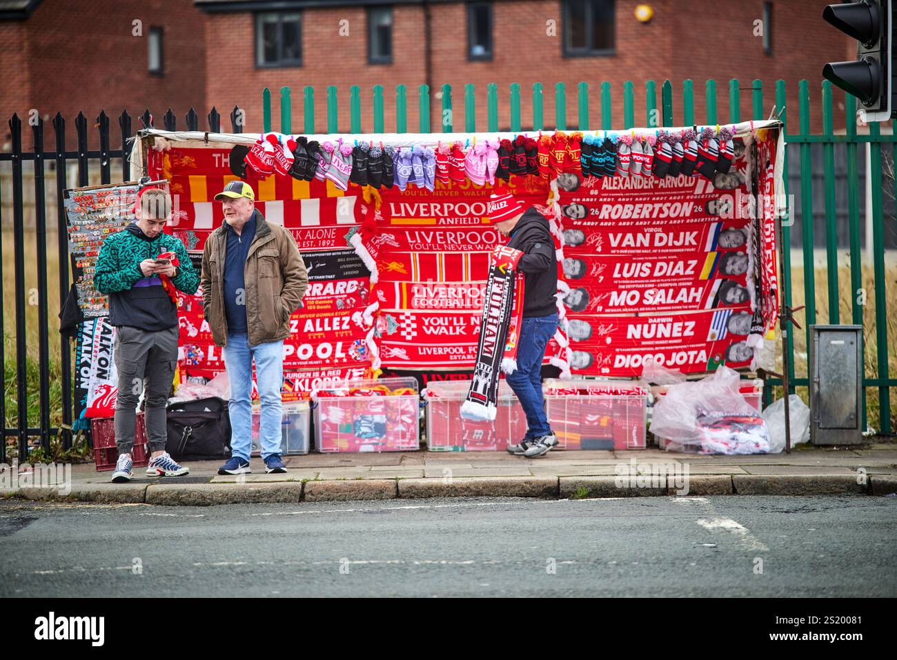 I commercianti di strada del Liverpool FC vendono sciarpe vicino all'Anfield Stadium Foto Stock