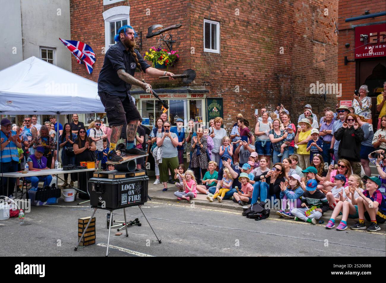 Un artista di strada che giocherà oggetti pericolosi all'Ashbourne Streetfest, Derbyshire Foto Stock